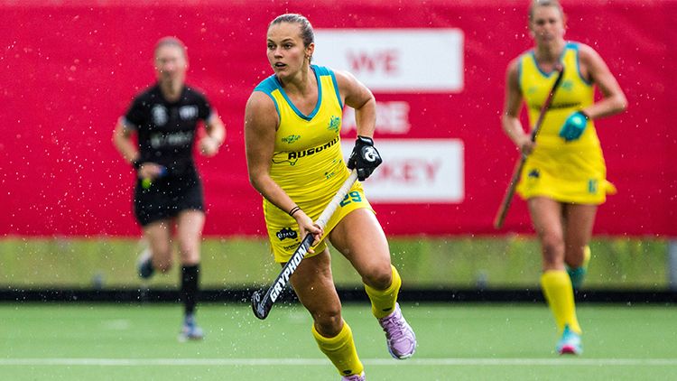 Image of Rebecca Greiner playing Hockey.