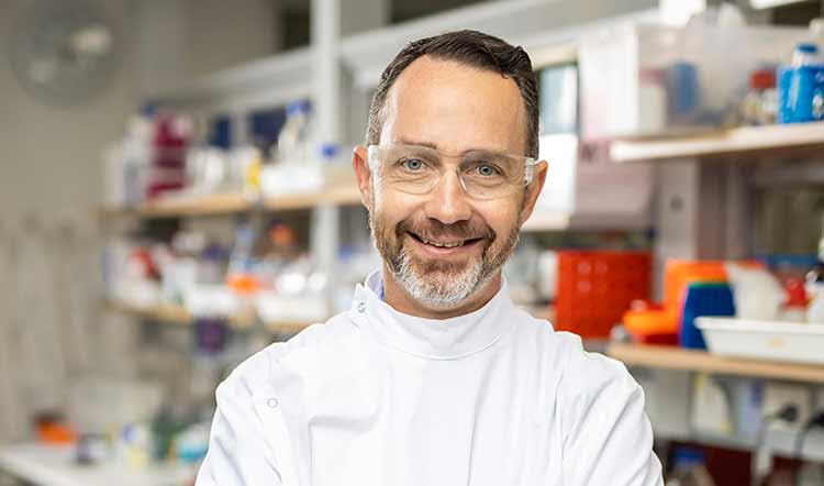 2000 Professor Trent Munro completes a PhD in Protein Biochemistry at UQ.