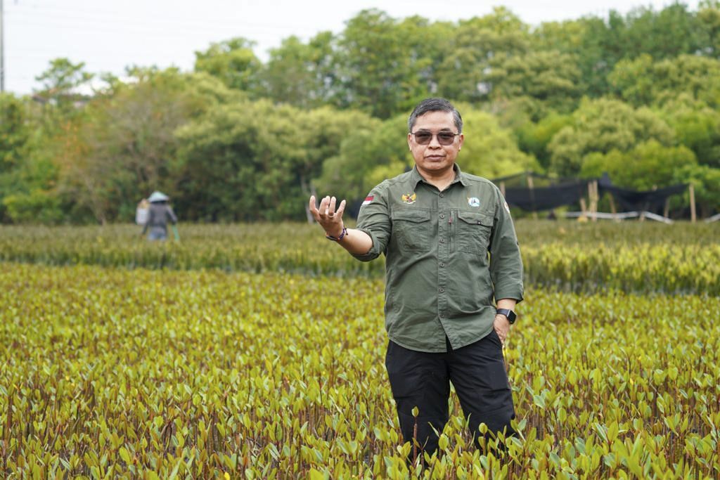 Photo of Dr Alue Dohong in an Indonesia crop field