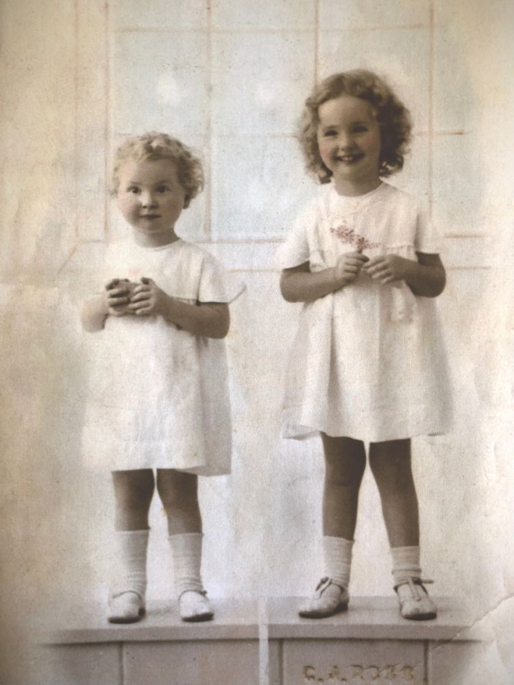 This is an image of Cathryn and Margaret Mittelheuser as young children.