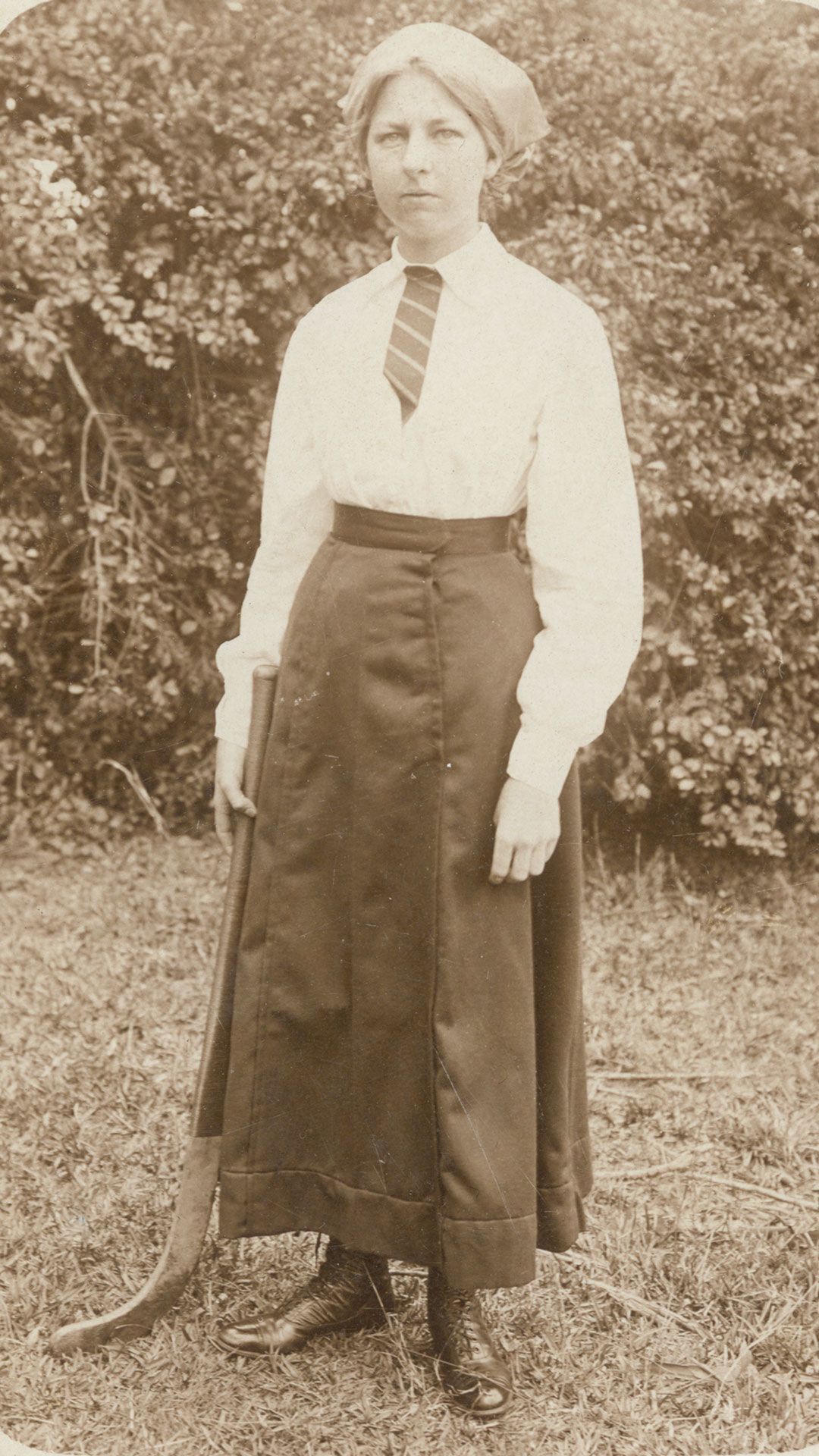 An image of UQ hockey player Louie (Louisa) Wilkie in 1913.