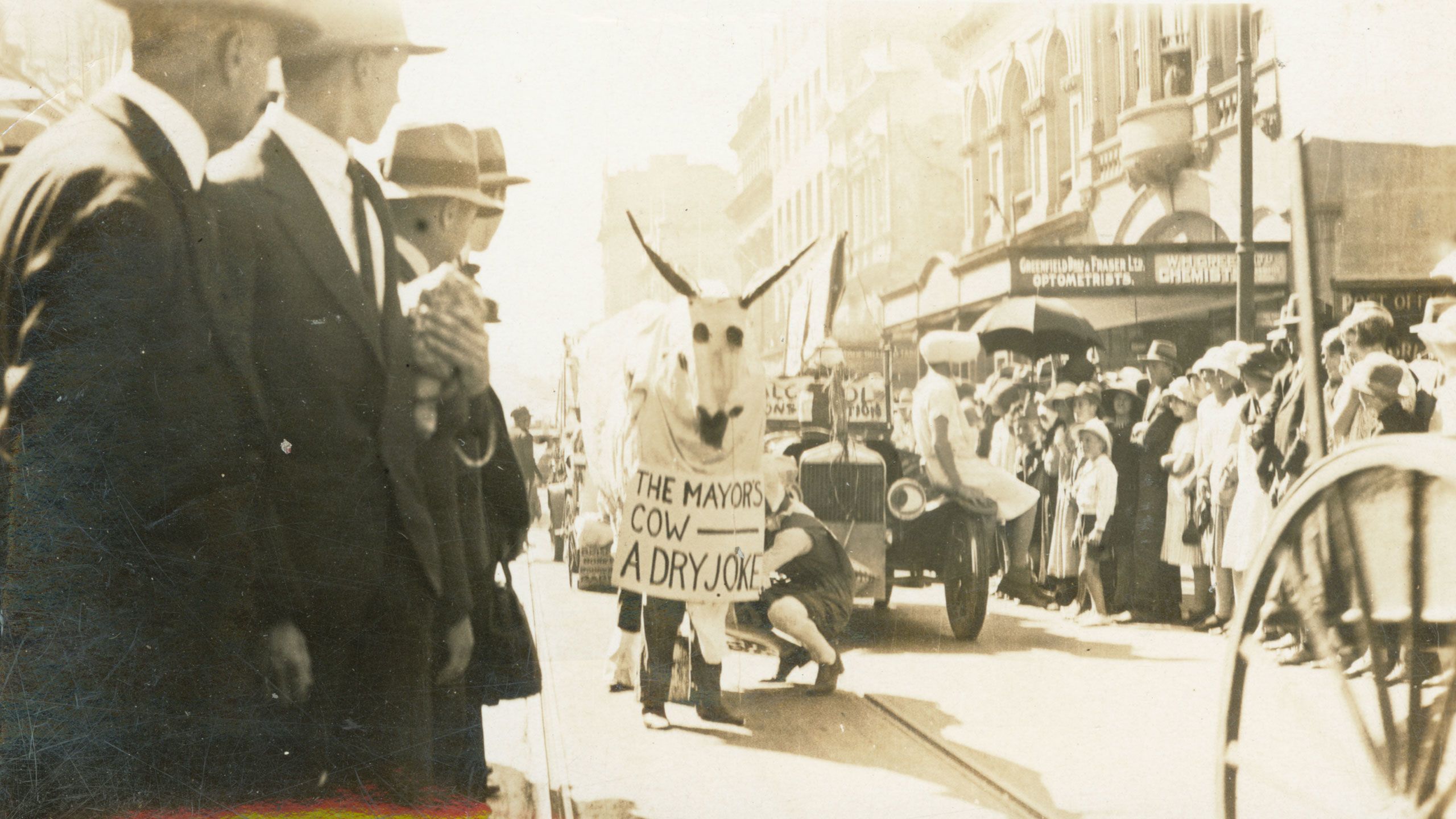 An image of UQ engineering students at the Commemoration Day procession in 1926.