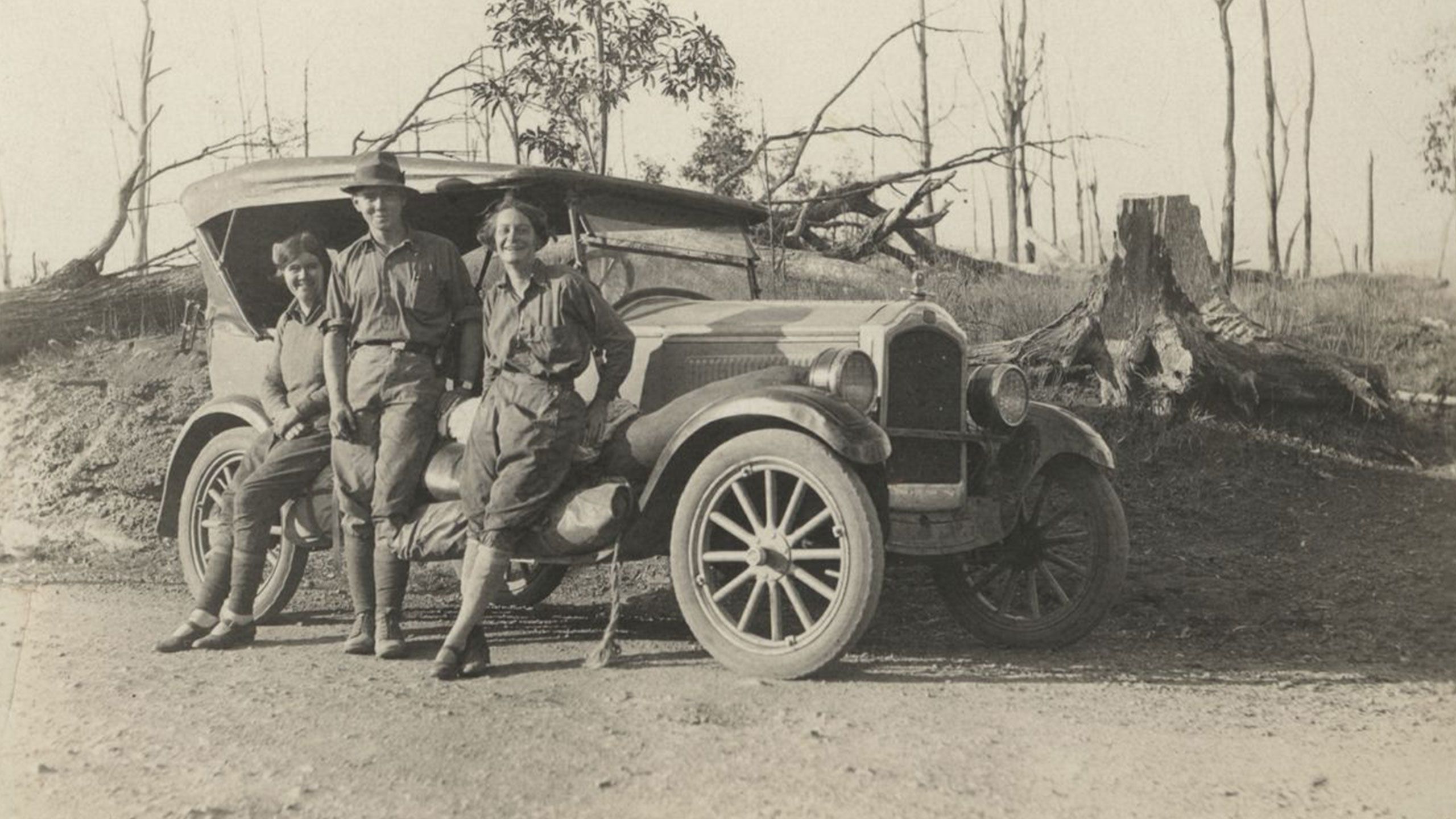 An image of Nora Holdsworth, James Lowson and Dorothy Hill at a UQ geology excursion in 1928.