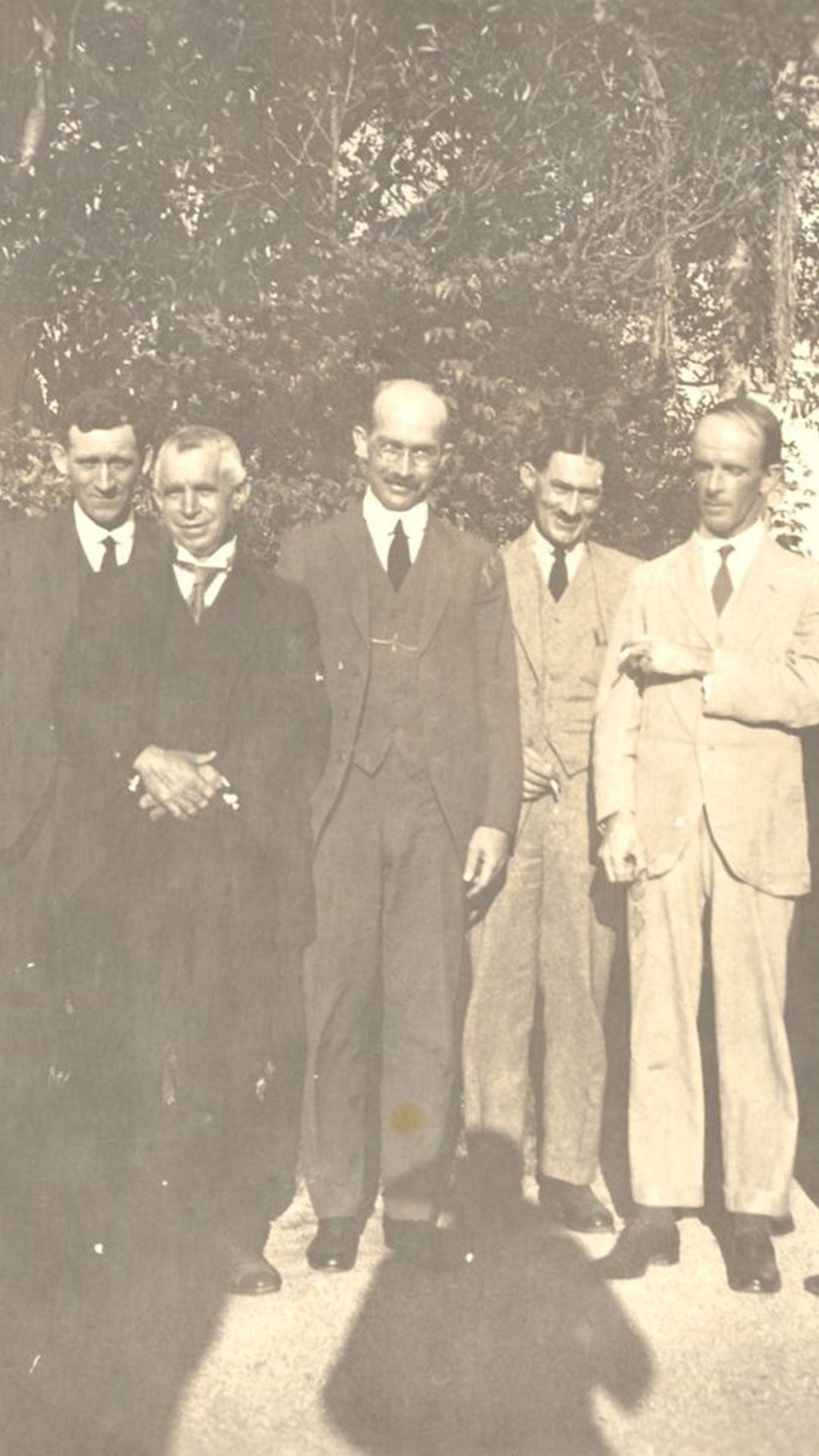 An image of a group of UQ professors and lecturers at a garden party in 1922.
