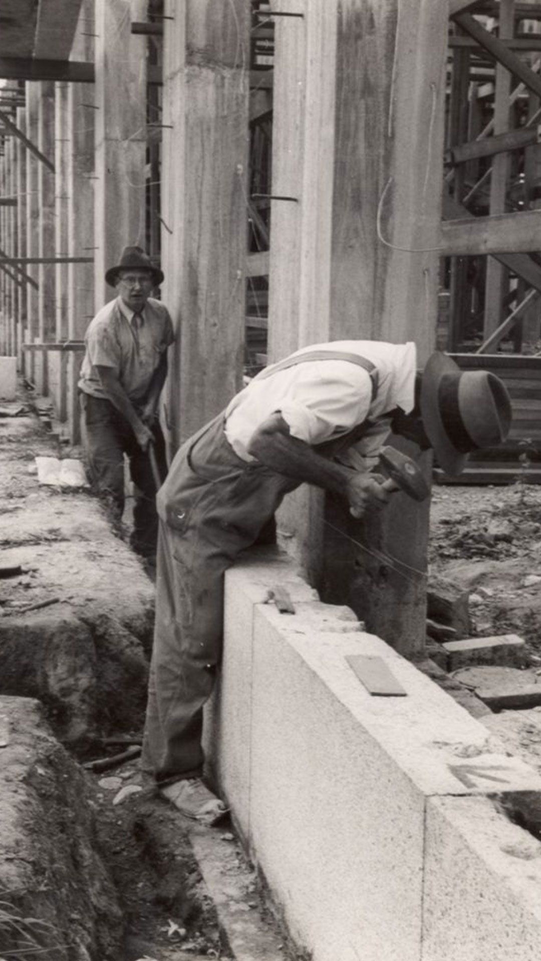 An image of two builders working on the cloisters of the the Forgan Smith building in 1939.