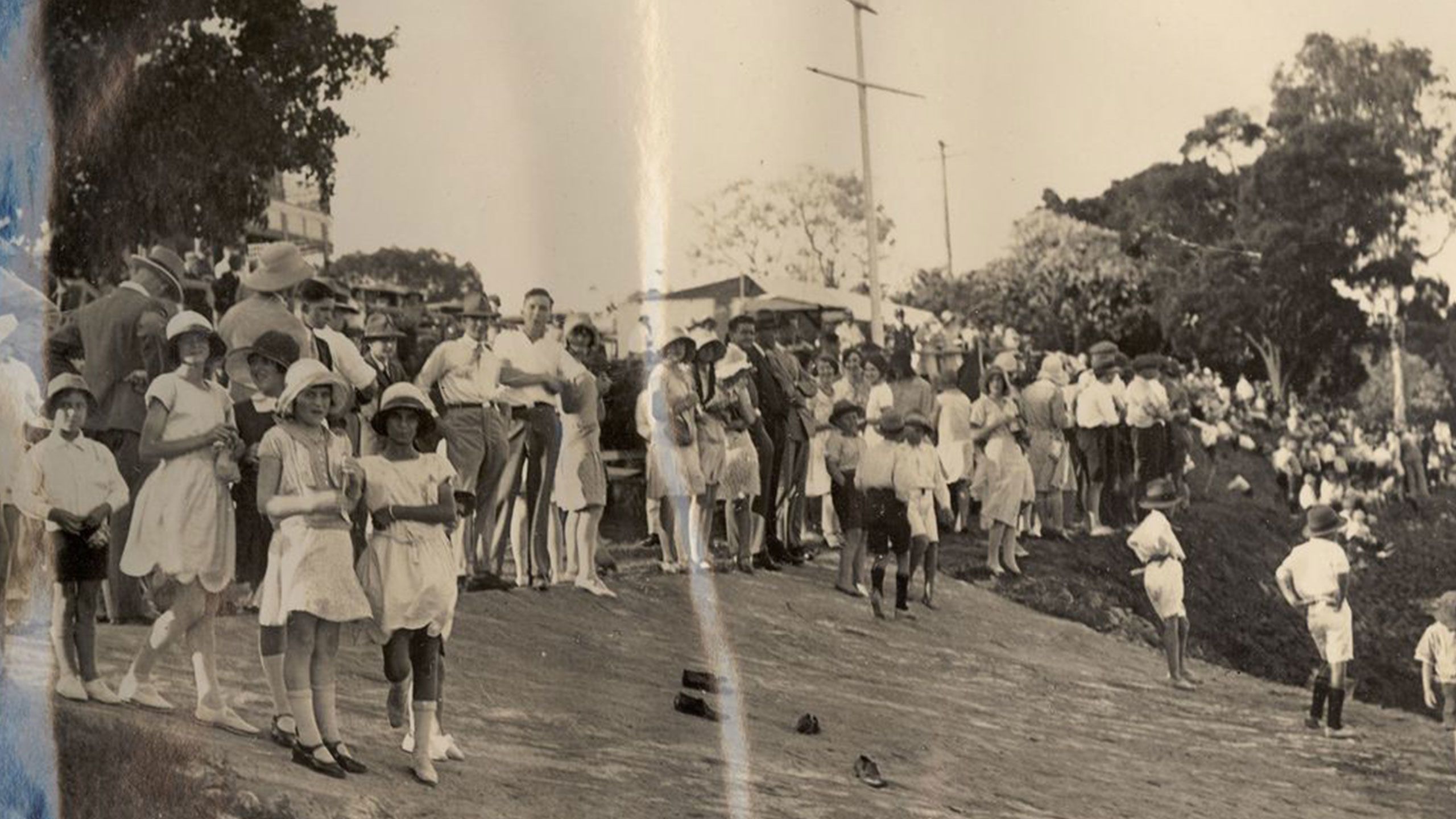 An image of the crowd on the edge of the Brisbane River during the Toowong Rowing Club Regatta in 1930.
