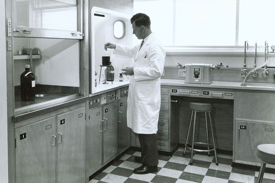 An image of a researcher in the Electron Microscope Unit laboratory in 1961.