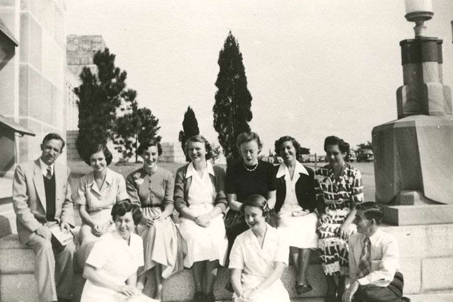 An image of UQ library Staff outside the Forgan Smith building in 1960. Staff confirmed in the photo include Judy Doig, Betty McDougall, Olive Grant, Jan Oakely, Elizabeth Axon and Selwyn Rogers.