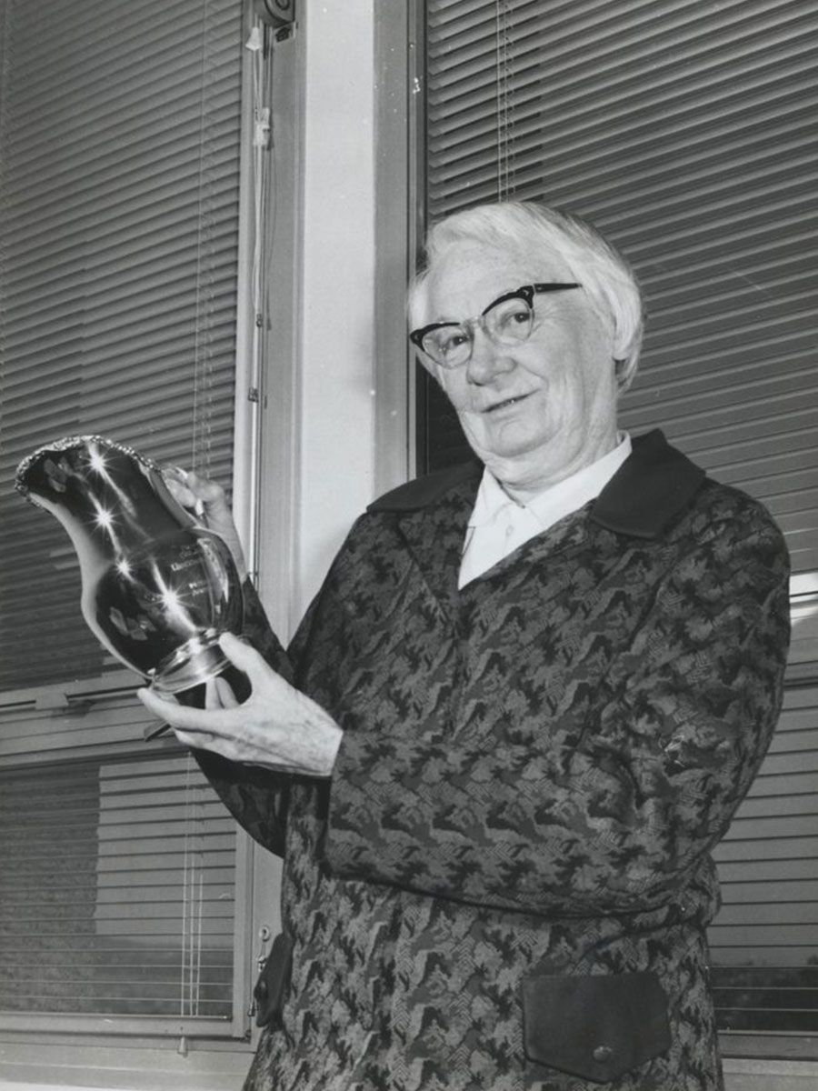 An image of Professor Dorothy Hill with her Queenslander of the Year award in 1972.