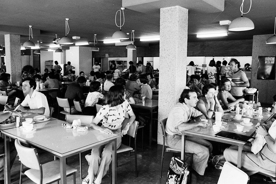 An image of groups of students enjoying their lunch break in the Biological Sciences refectory in 1976.