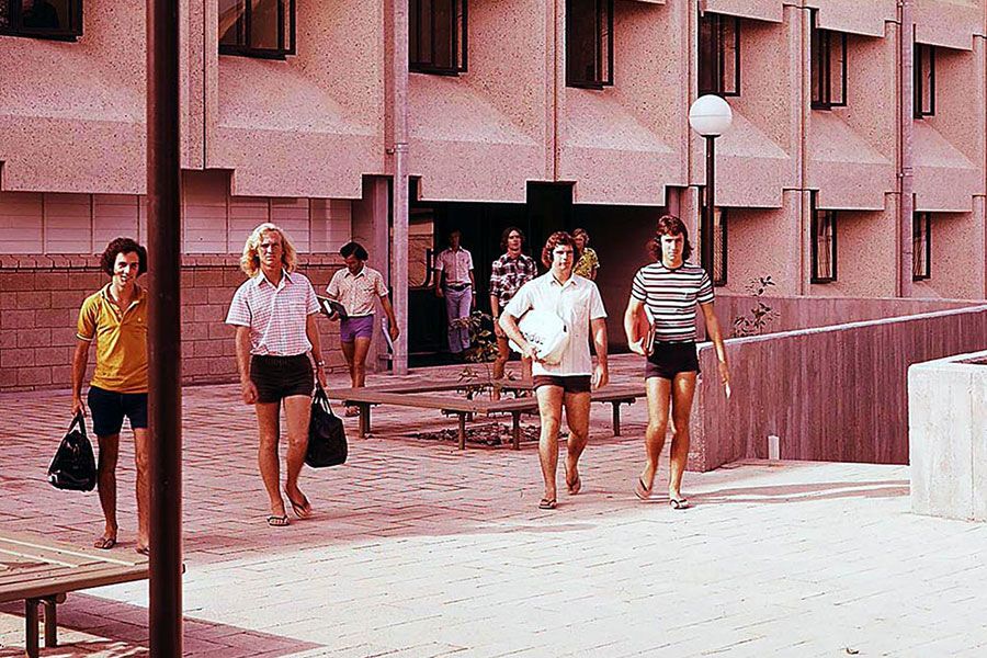 An image of students leaving the Chamberlain building after class in 1976.