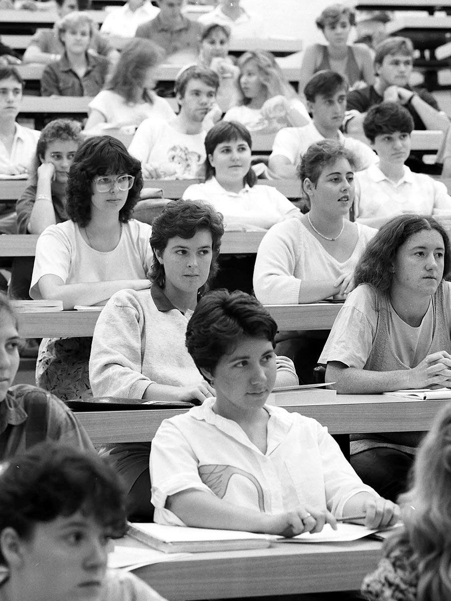 An image of a crowded lecture in the Parnell building in 1986.