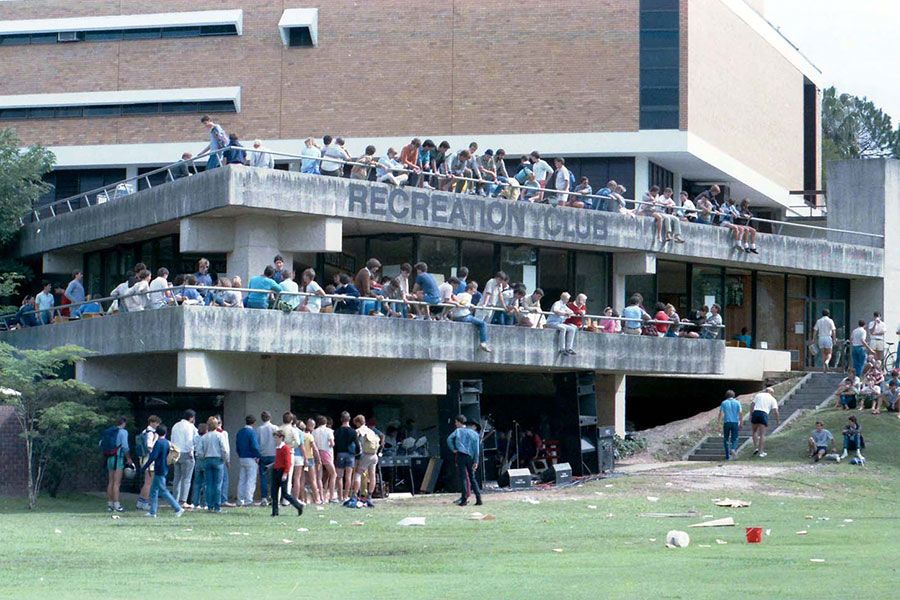 An image of a crowded UQ Recreation Club in 1985.