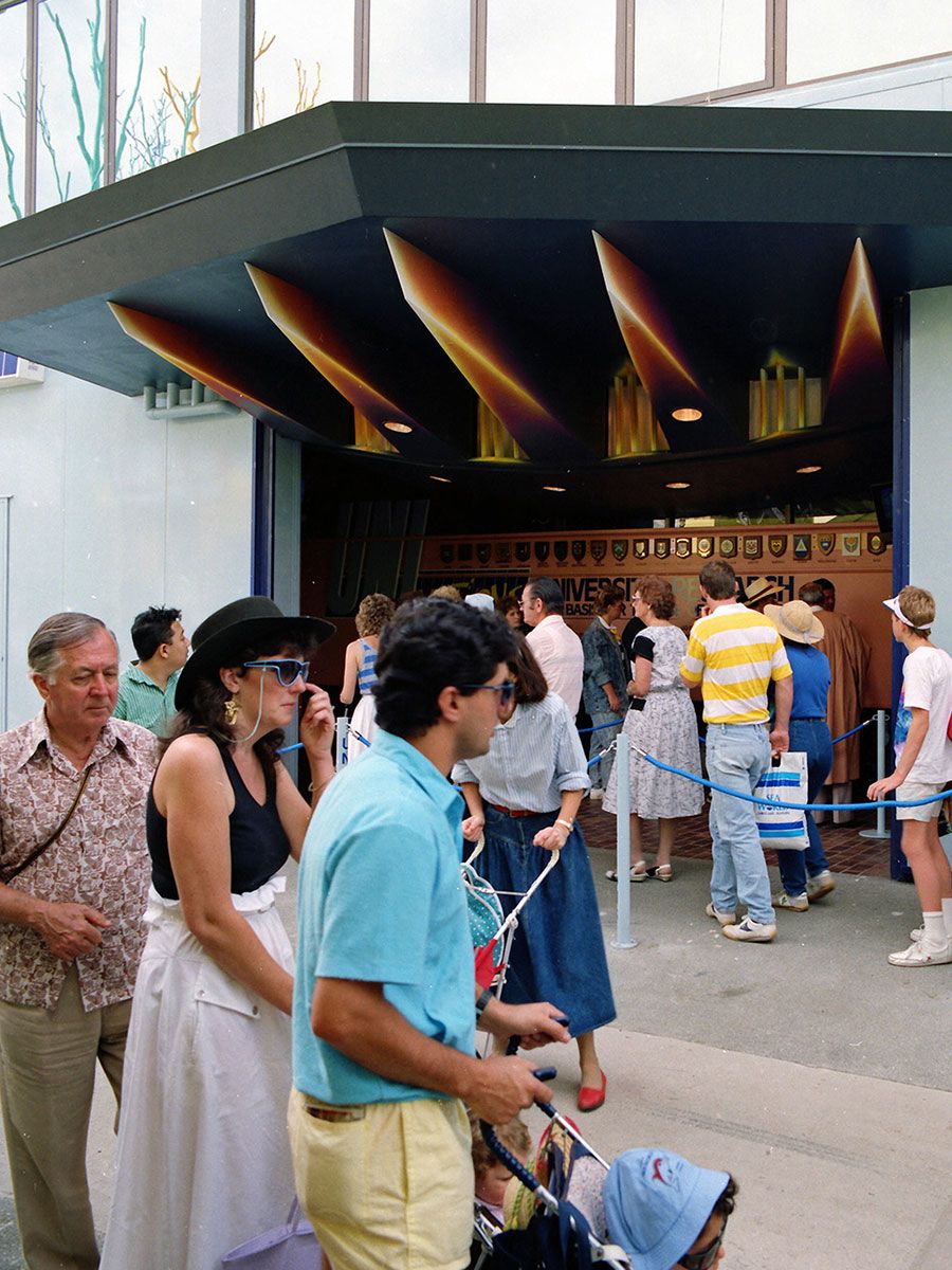 An image of crowds lining up for the Univations display during Expo '88.