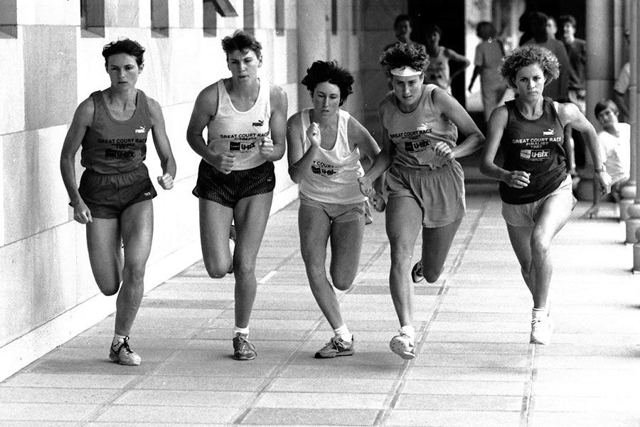 An image of athletes jostling for the lead at the start of the women's Great Court Race in 1985.