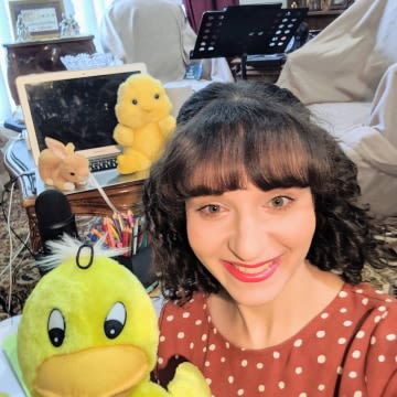 An image of UQ graduate Mary Chalaby conducting a virtual group play-date.