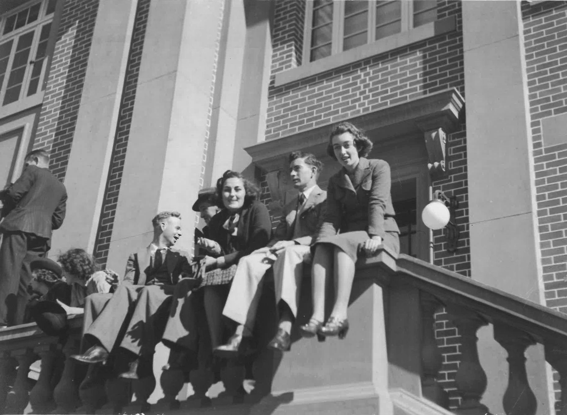 Image of UQ students, circa 1939.