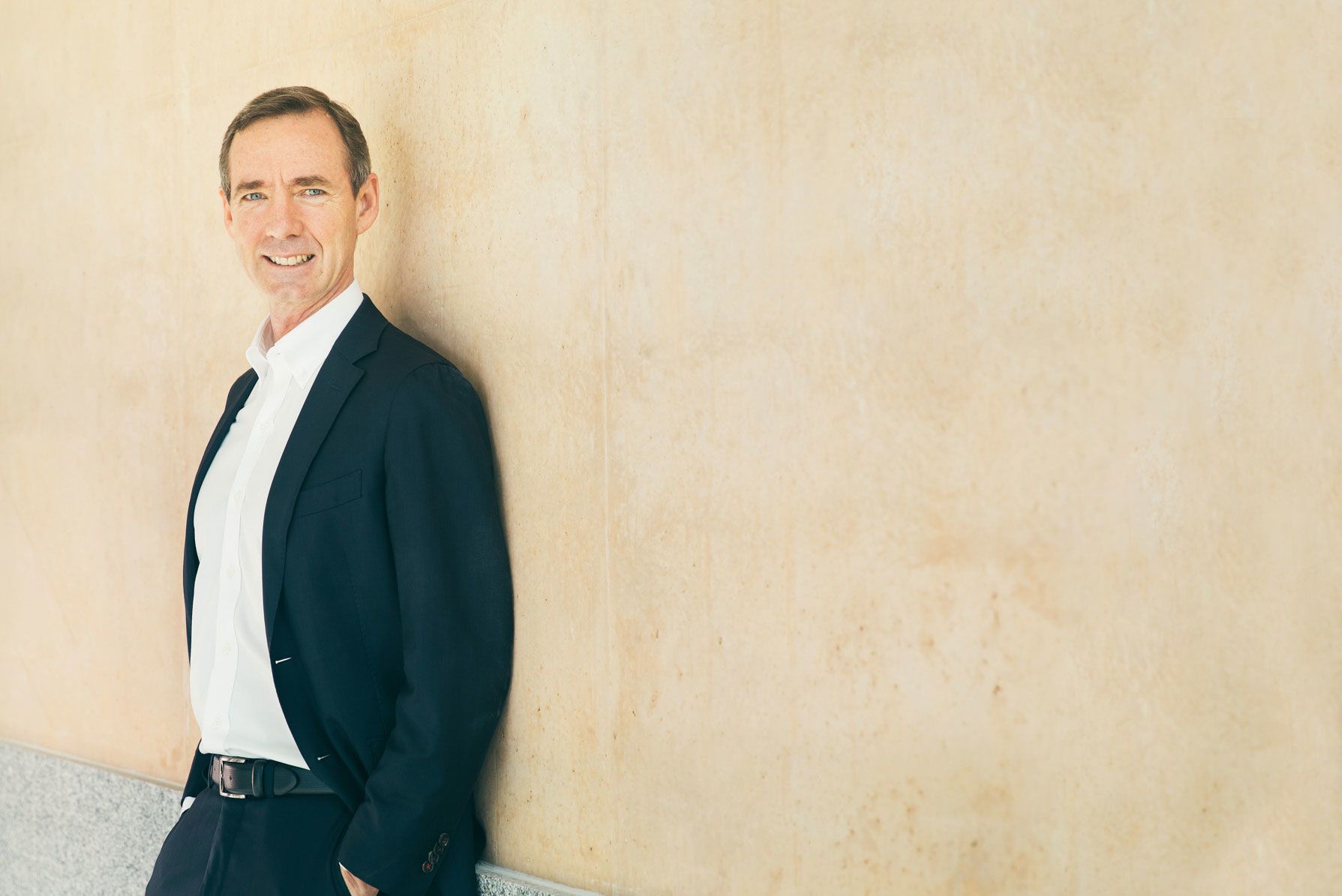 An image of Professor Shaun Bond leaning against a wall at UQ.