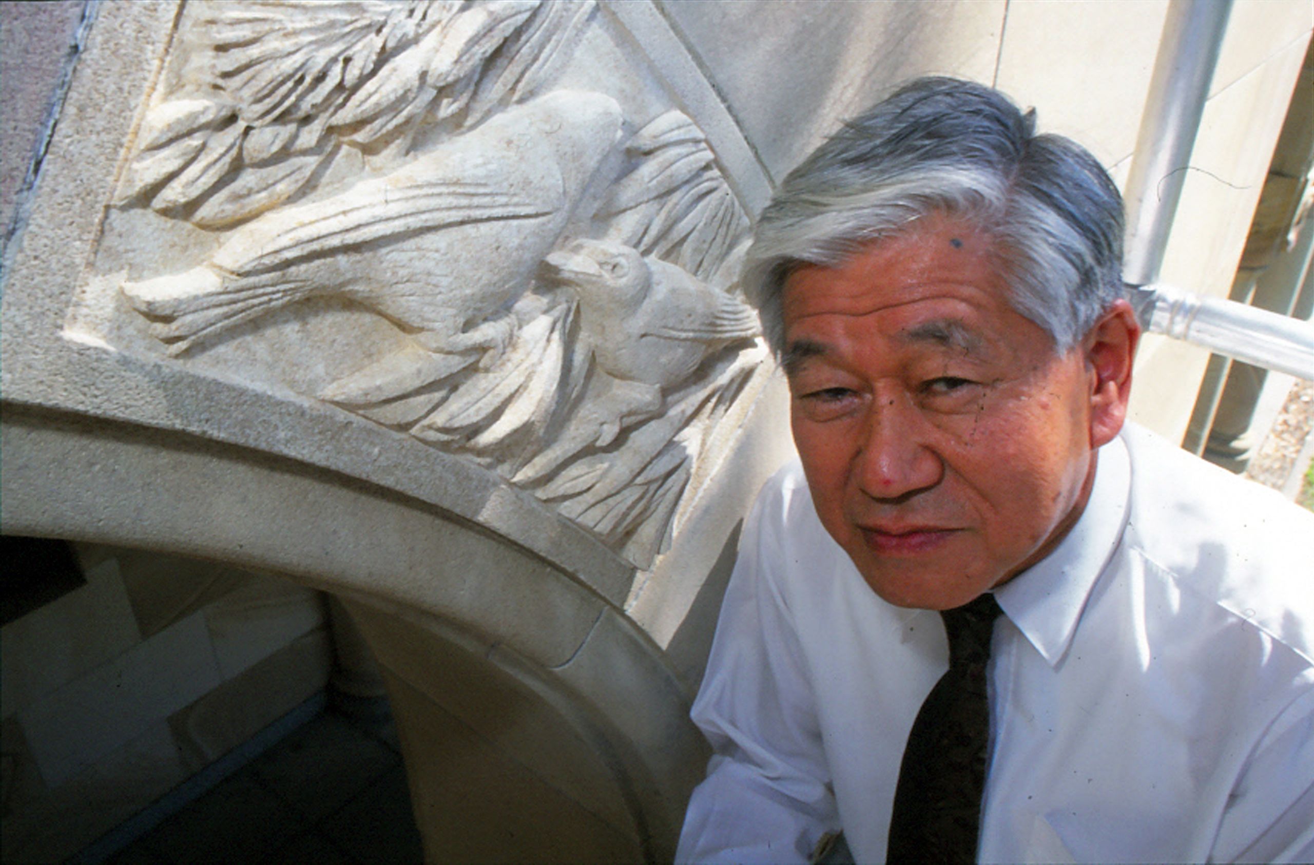 Professor Jiro Kikkawa and carving of eastern silvereye