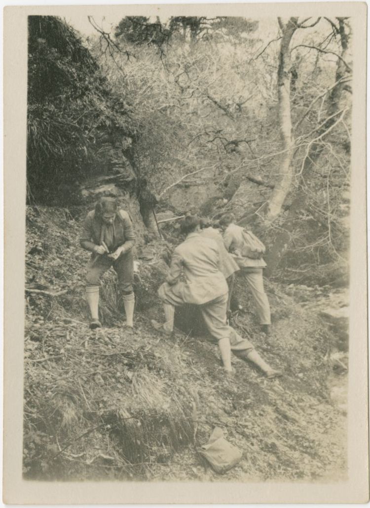 Dorothy Hill on field trip near Cambridge in 1932
