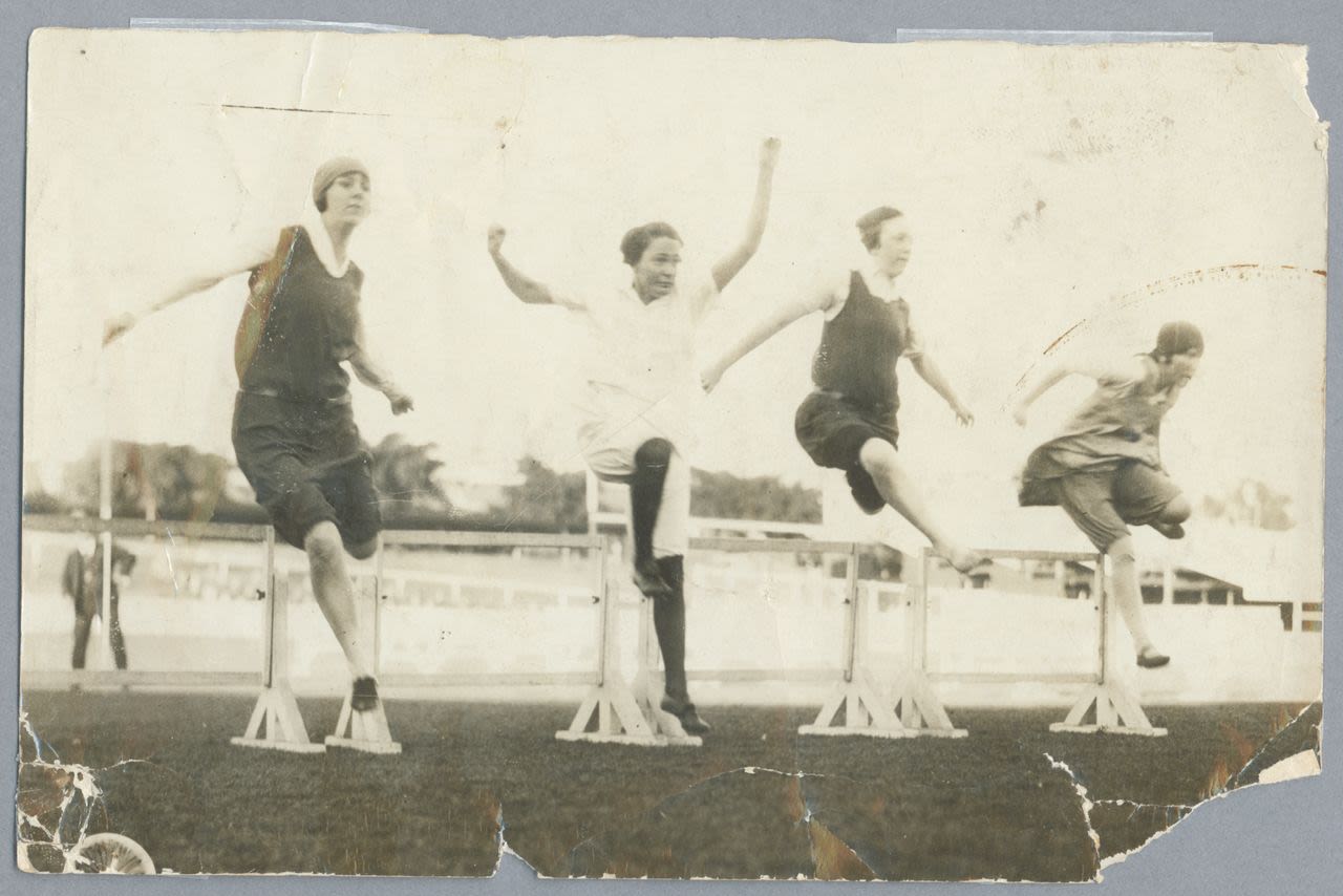 Dorothy Hill hurdling in 1928