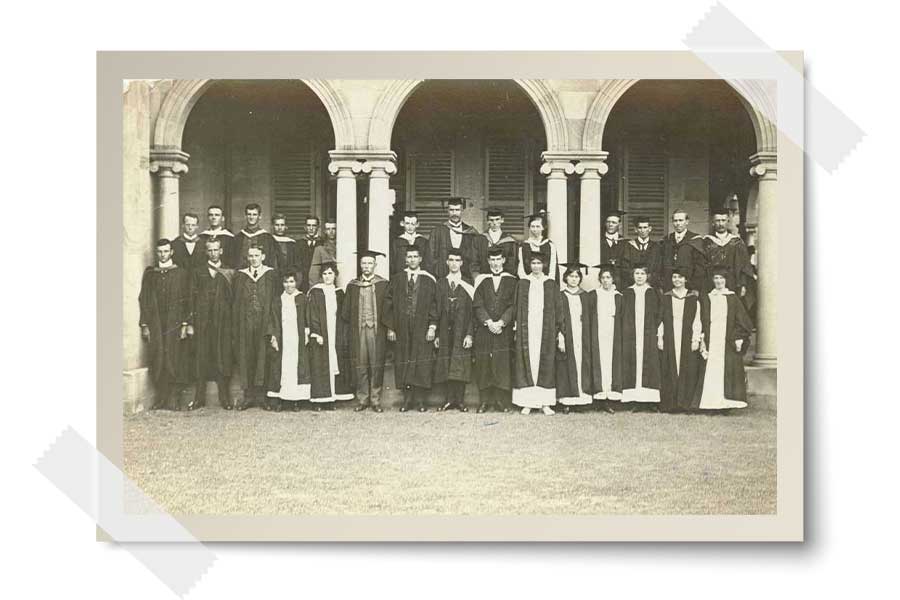 An image of UQ graduates standing in front of the George Street campus in Brisbane in 1916.