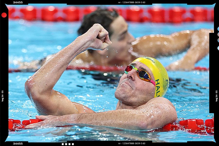 UQ alum Brenden Hall celebrates his bronze medal in the men's S9 400 metres freestyle in Paris. Image: Adam Pretty/Getty Images