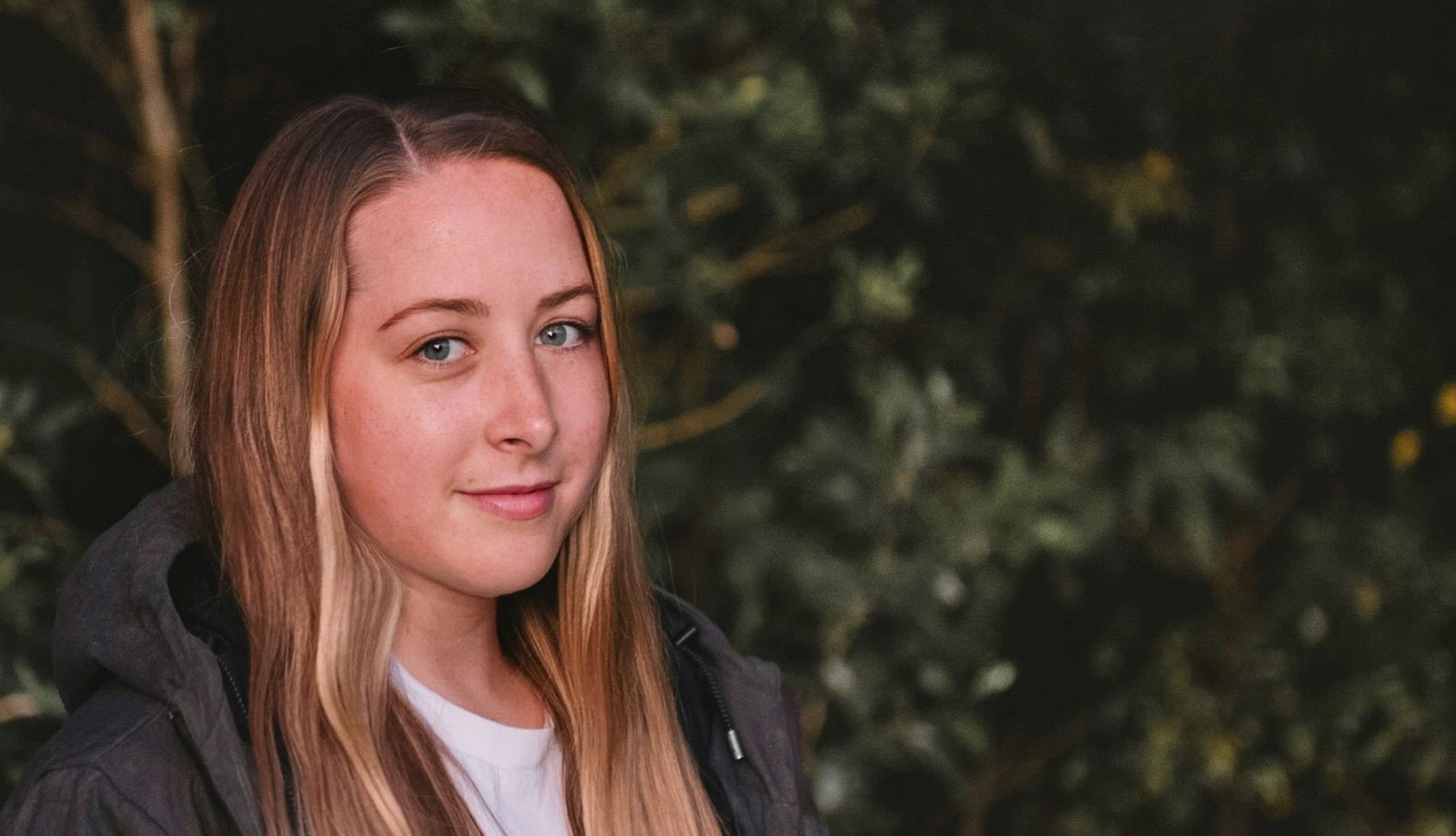 A portrait image of UQ HDR student and science communicator Ellie Sursara.