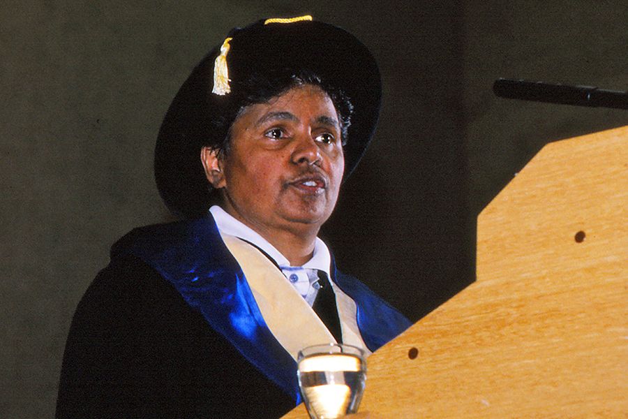 Dr Margaret Valadian accepting the UQ Alumnus of the Year award in 1996.