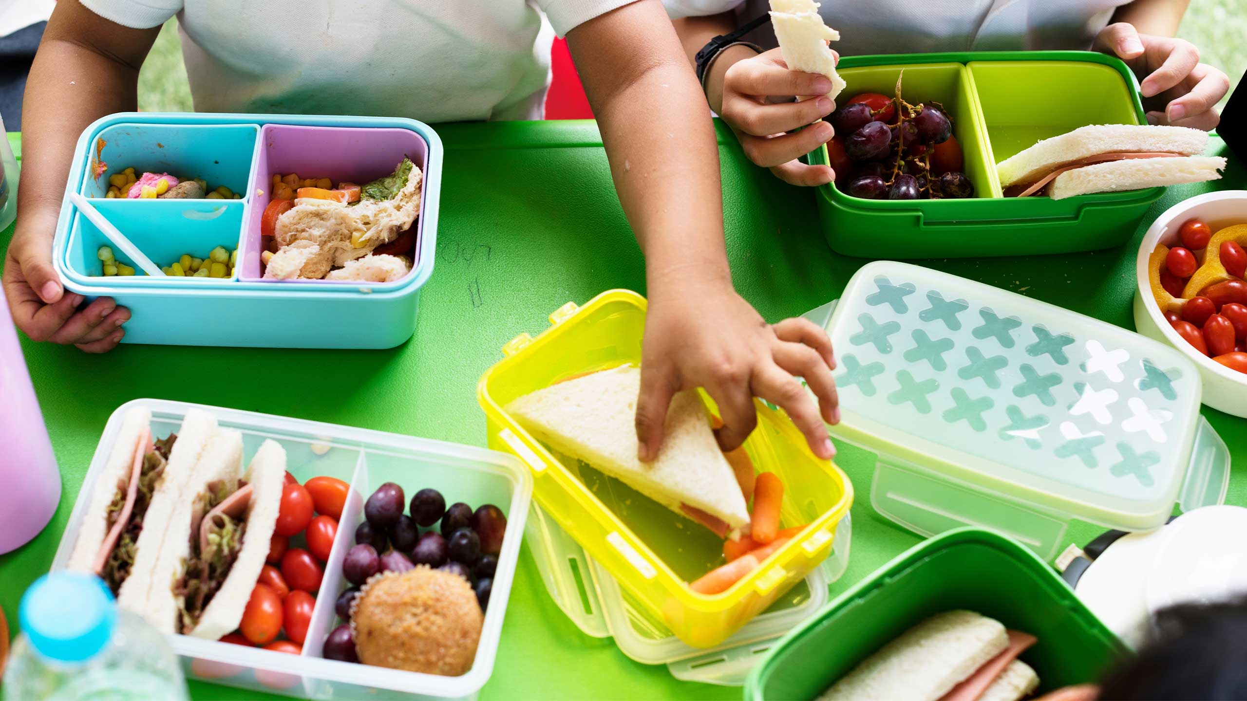 Kindergarten students eating lunch together.