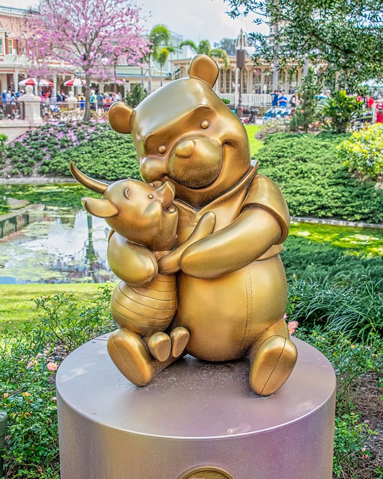 Gold statues of characters Winnie the Pooh and Piglet