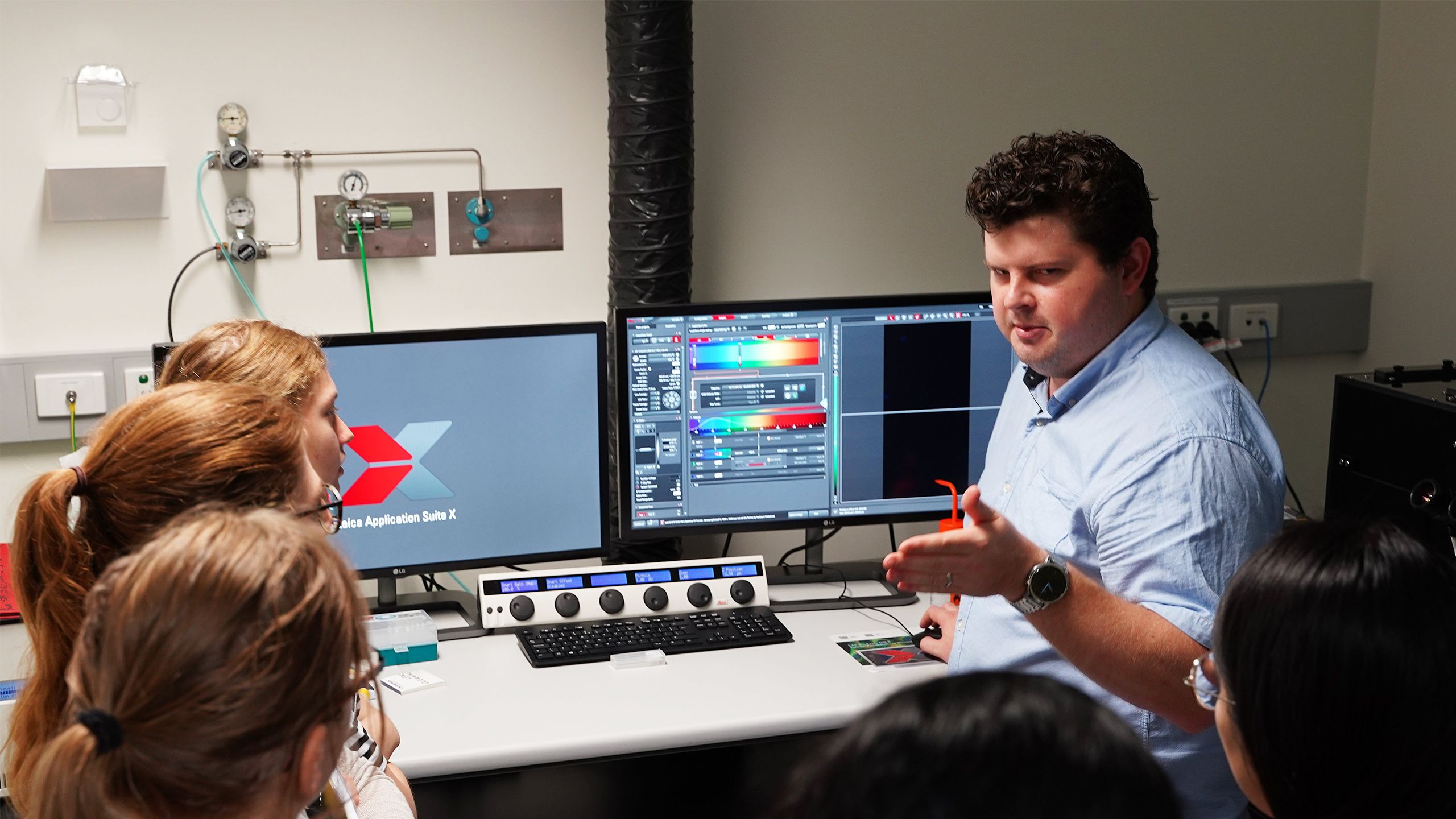 Nicholas Condon teaching meeting attendees how to acquire a confocal image using the Leica SP8 Confocal microscope as part of the Light Microscopy Australia meeting in Brisbane 2019. Photo Credit: Nick Hamilton (Image: Nicholas Condon).