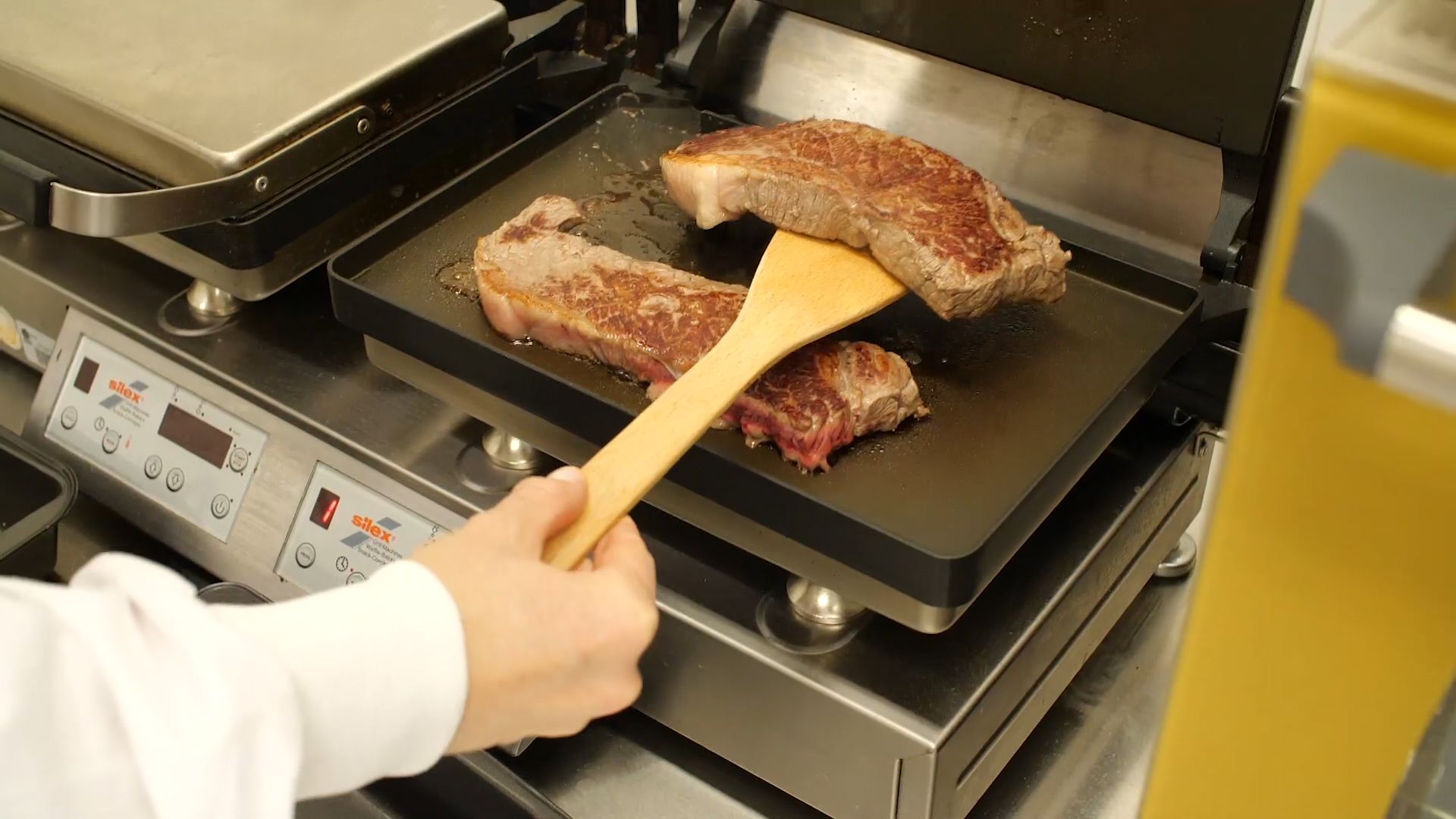 Wagyu beef in a high-speed sandwich press cooking