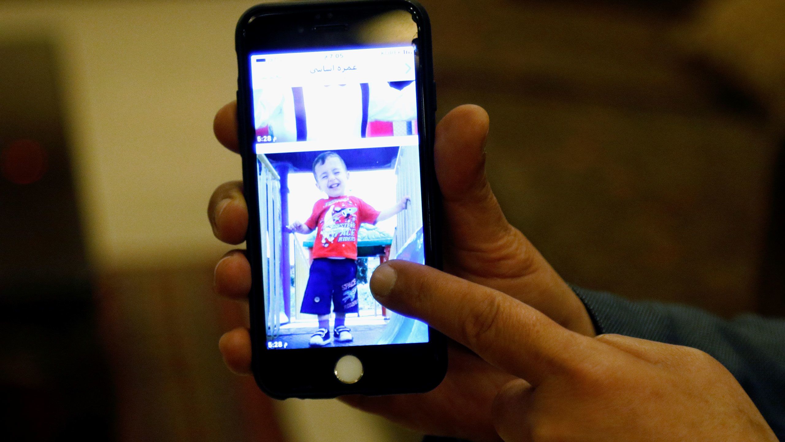 Image of Alan Kurdi on phone screen 