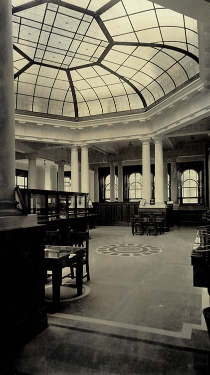A historical photo showing the former banking chamber in 1922
