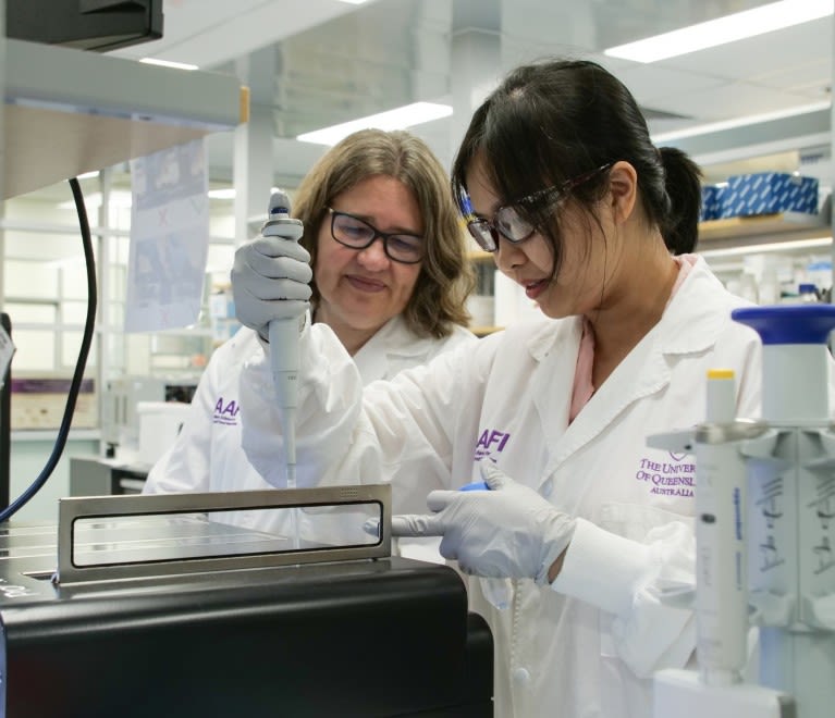 Loan Nguyen with Dr Natasha Hungerford analysing a sample.